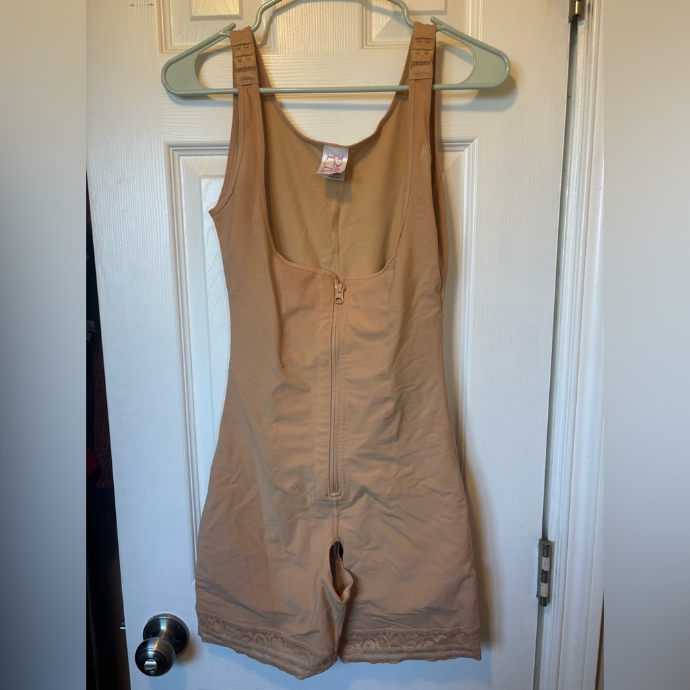 Women's Nude Smoothing Shapewear Bodysuit with Front Zipper